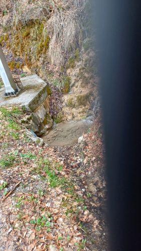 Trou cote route entree tunnel