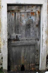 Vieille porte2 de maison abandonnee